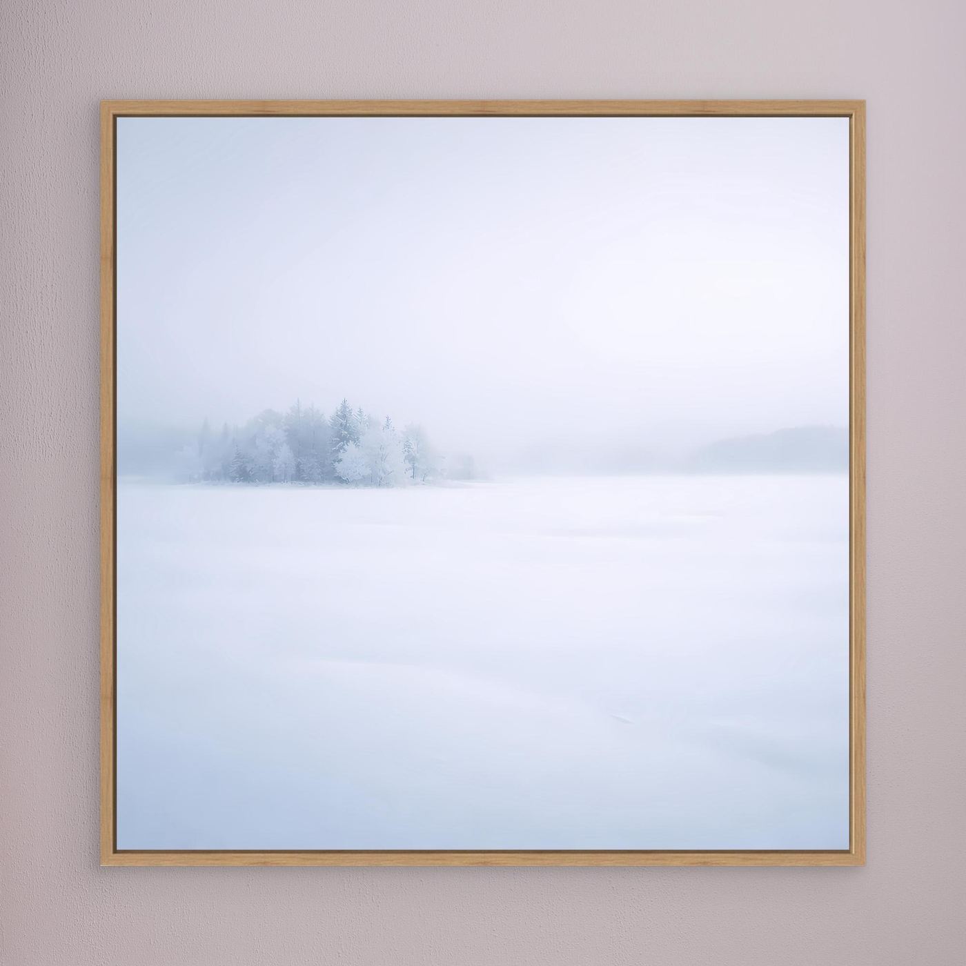 Leinwandbild mit verschneitem Wintersee und Nebel, naturfarbener Holzrahmen