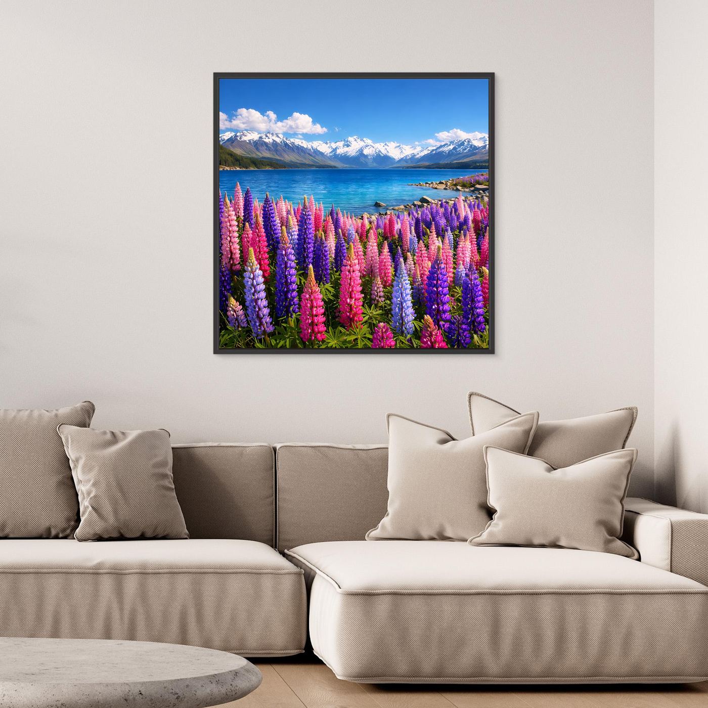 Leinwandbild mit bunten Lupinen am Bergsee im schwarzen Rahmen