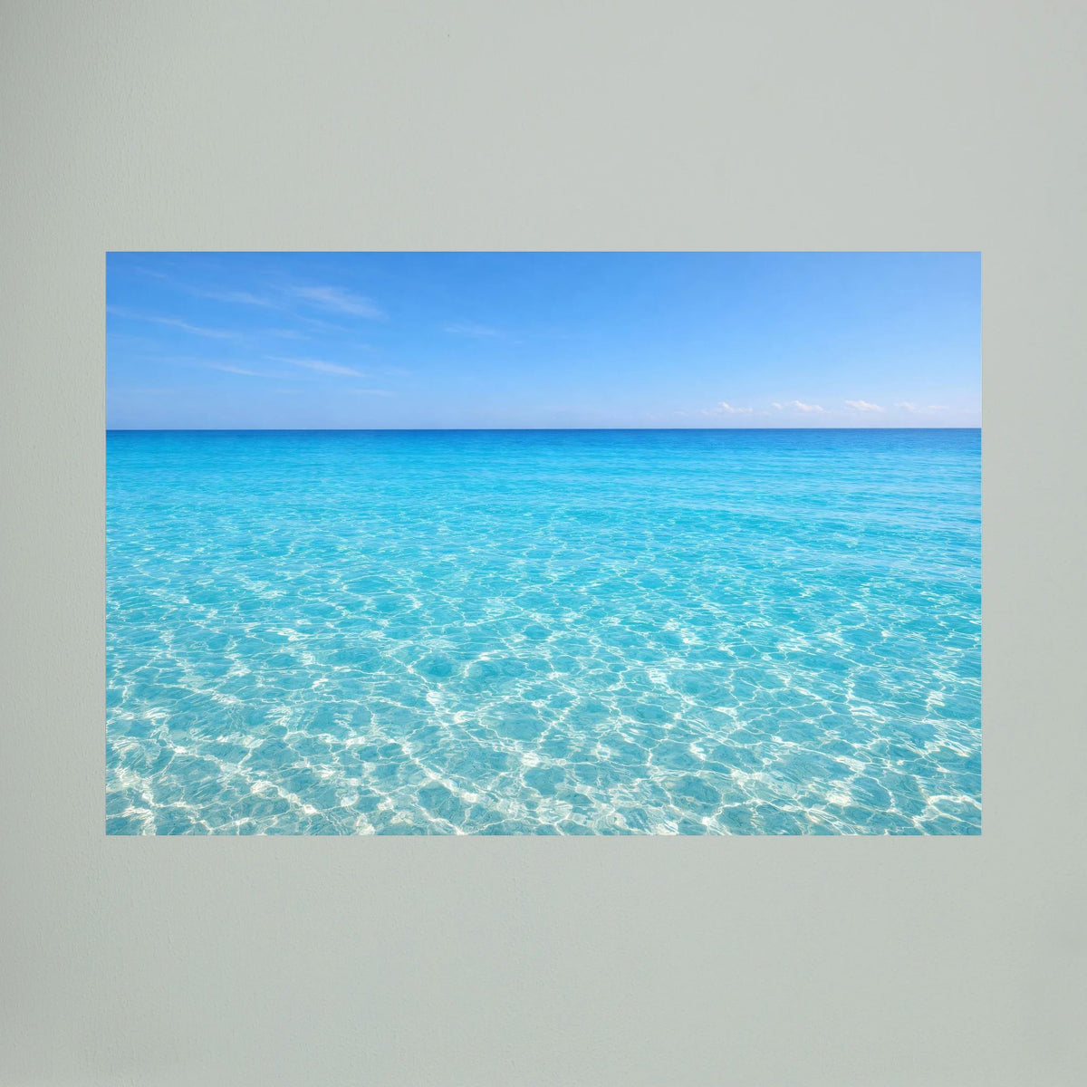 Großes Querformat-Wandbild mit blauem Meer, transparent wirkendem Wasser und Horizont.