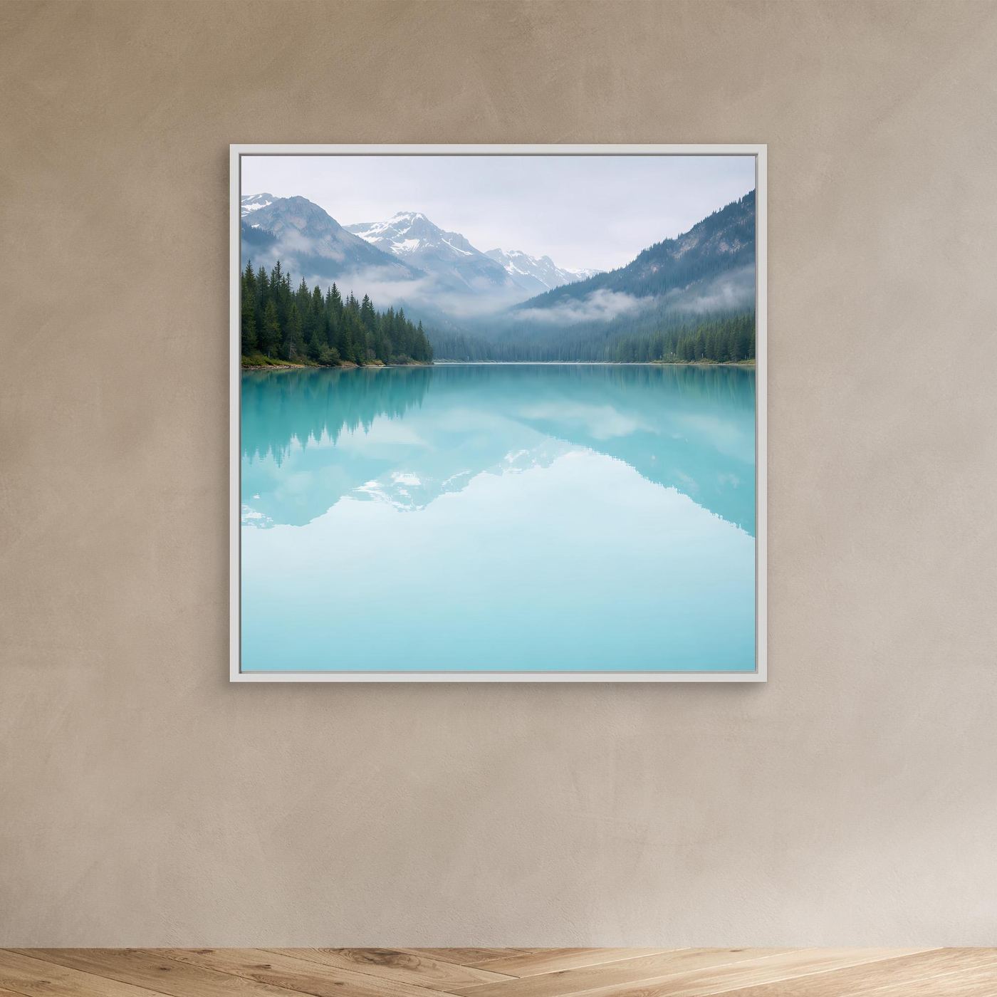 Quadratisches Leinwandbild mit türkisfarbenem Bergsee und Spiegelung im weißen Rahmen