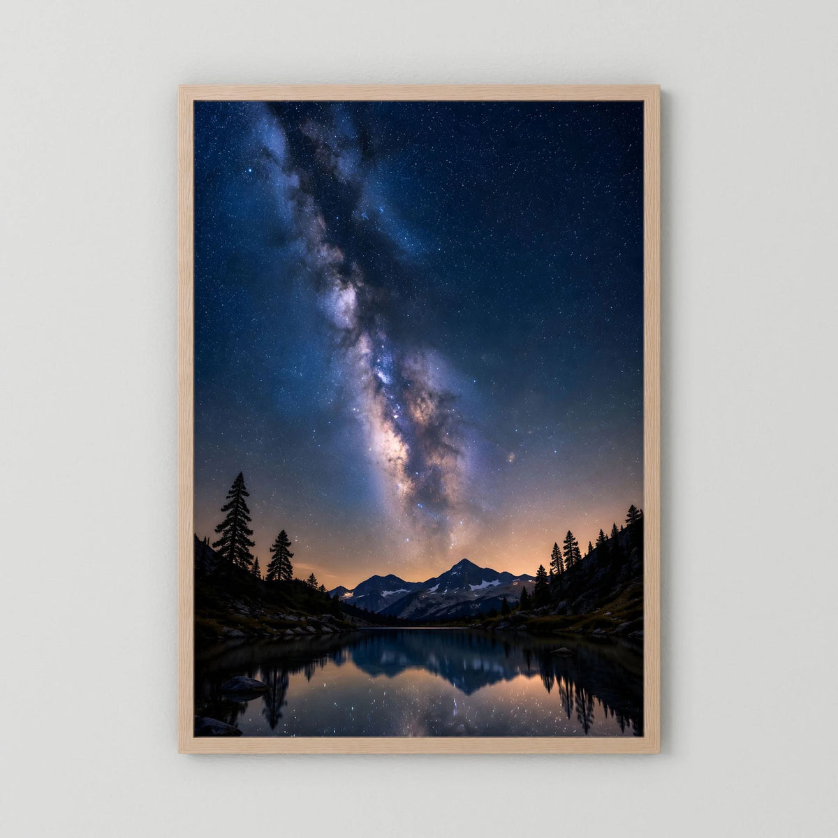 Poster im Hochformat mit Sternenhimmel über Bergsee, Berge und Tannen, Holzrahmen natur