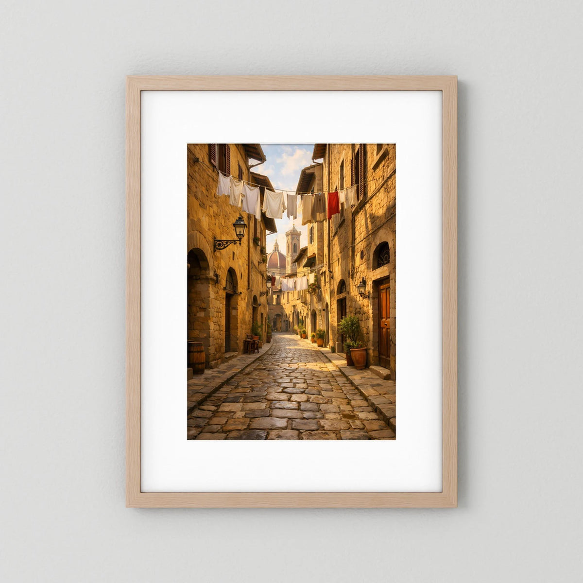 Hochformat-Wandbild mit hellem Holzrahmen und Altstadt-Gassenmotiv