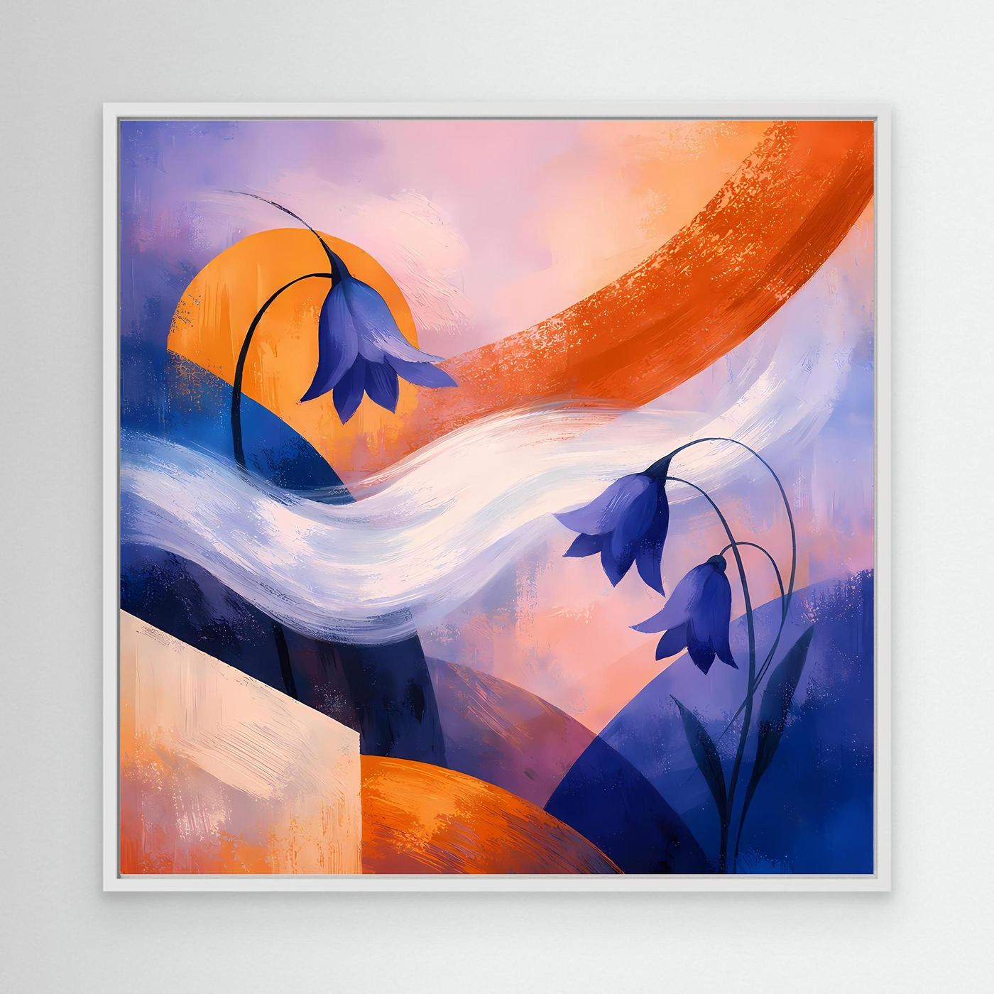 Abstraktes Leinwandbild mit blauen Glockenblumen, orangefarbener Bogenlinie, weißer Rahmen