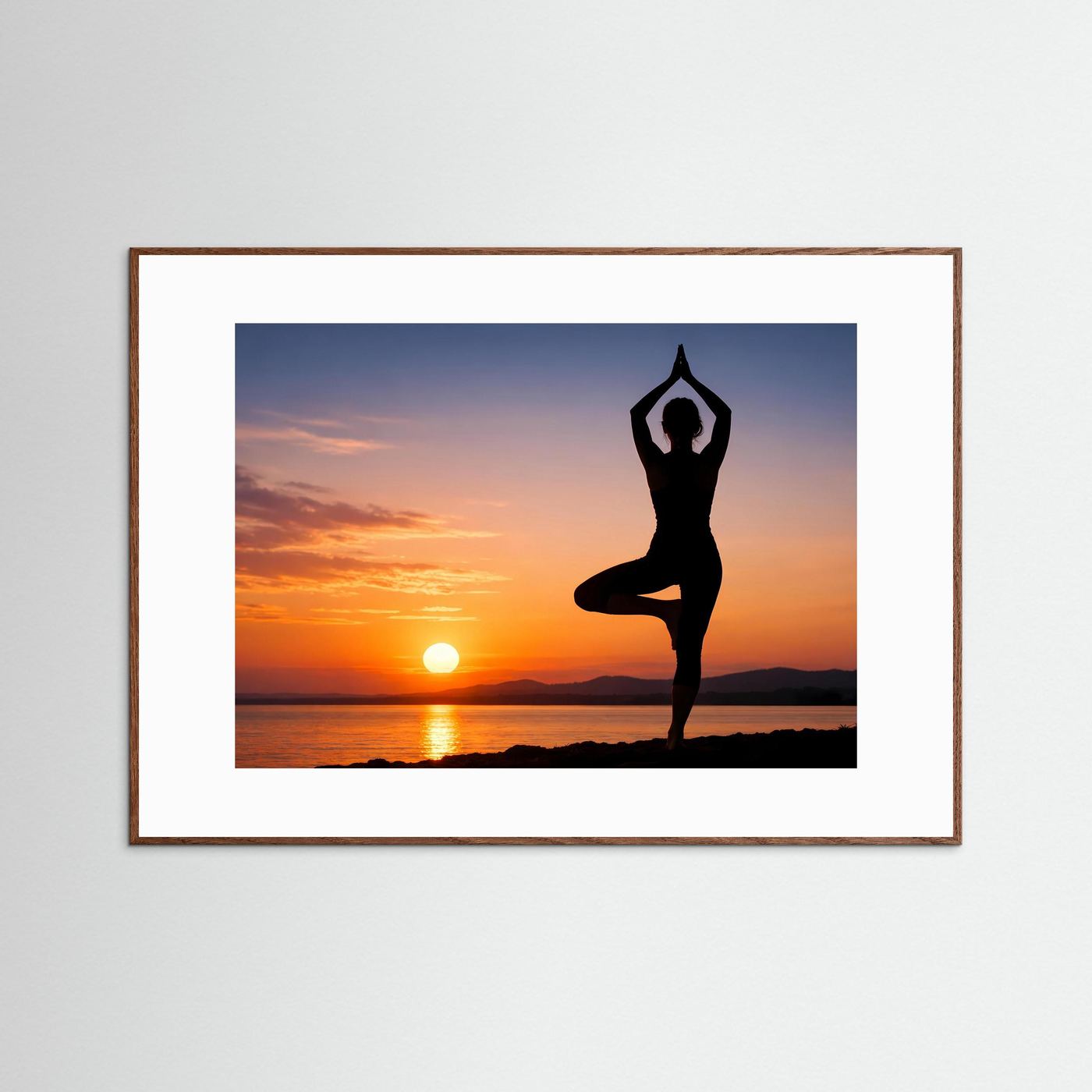 Yoga-Silhouette-Poster im Querformat, dunkelbraun gerahmt, Meditationshaltung am See bei Sonnenuntergang