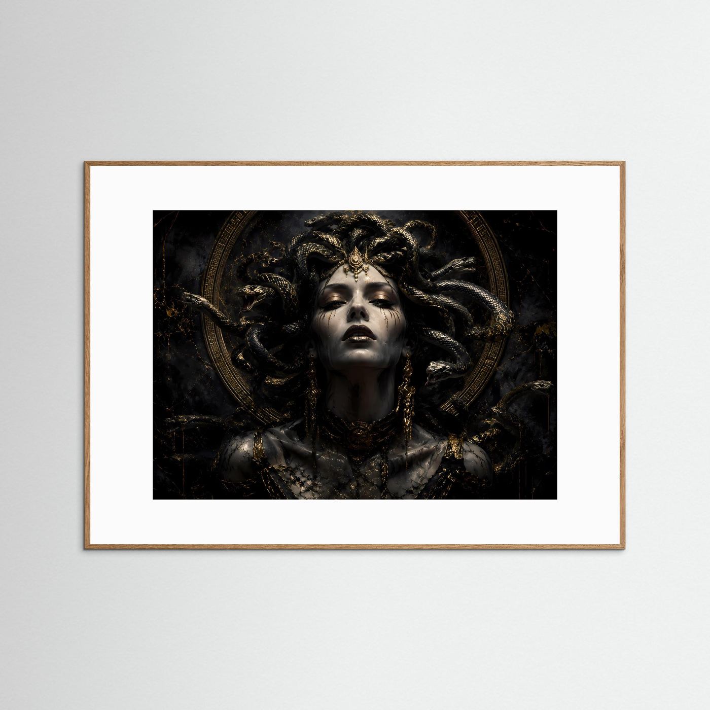 Göttin Medusa in Schwarz und Gold | Mythologische Dark-Art Poster & Wandbild
