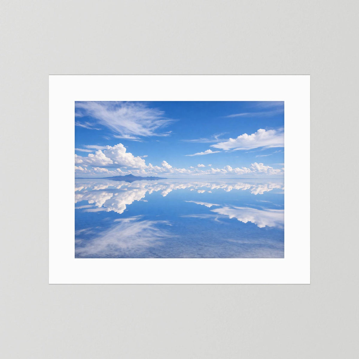Poster im weißen Passepartout (Querformat) mit Himmel- und Wolkenspiegelung über Wasser