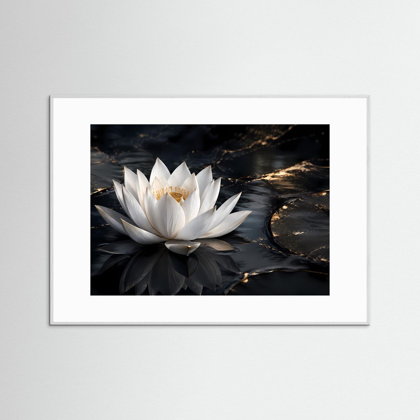 Wandposter: weiße Lotusblüte mit goldener Mitte, dunkles Wasser, grauer Rahmen