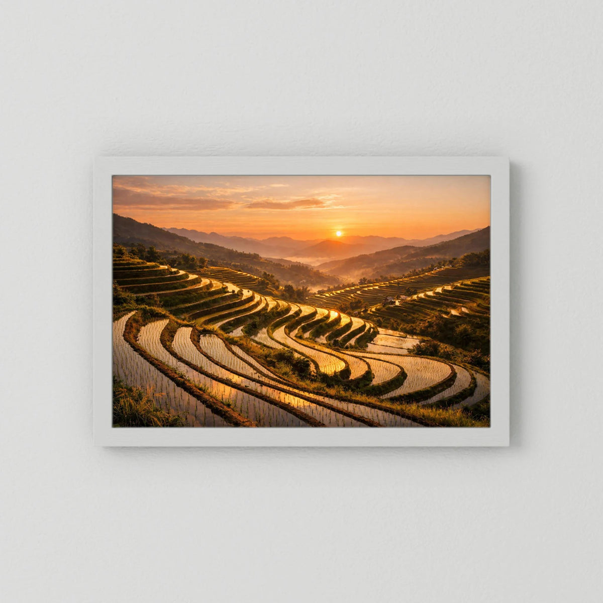 Wandbild im Querformat mit weißem Rahmen und Reisterrassen-Landschaft bei Sonnenuntergang