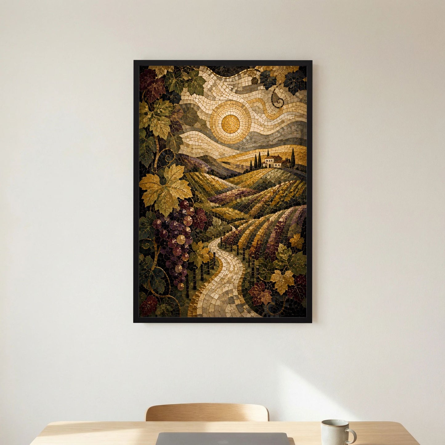 Hochformat-Poster im Mosaikstil mit Weinbergpfad, Reben und Trauben, schwarz gerahmt