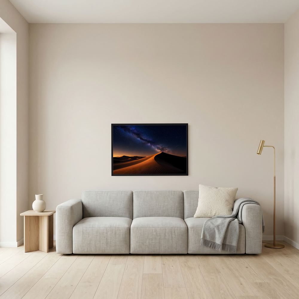 Gerahmtes Poster im Querformat mit Sanddünen bei Nacht und Milchstraße, dunkler Rahmen