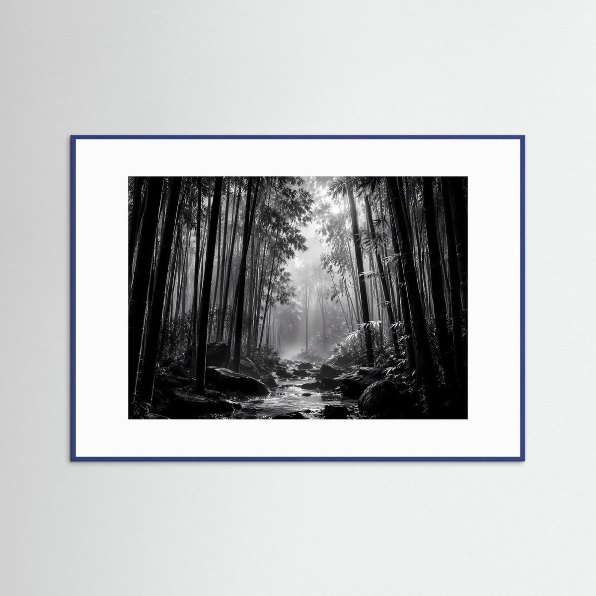 Wandbild mit Schwarzweiß-Bambuswald und Bach, blau gerahmt, horizontal