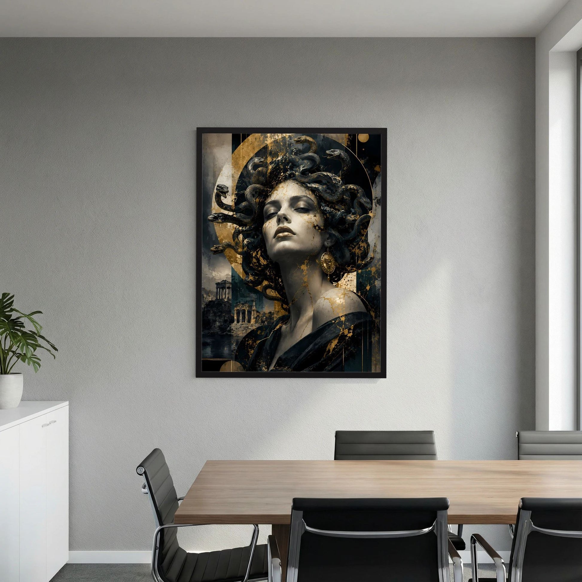 Hochformat-Poster an der Wand: Frauengesicht mit Schlangenlocken, schwarz-goldene Farbflächen