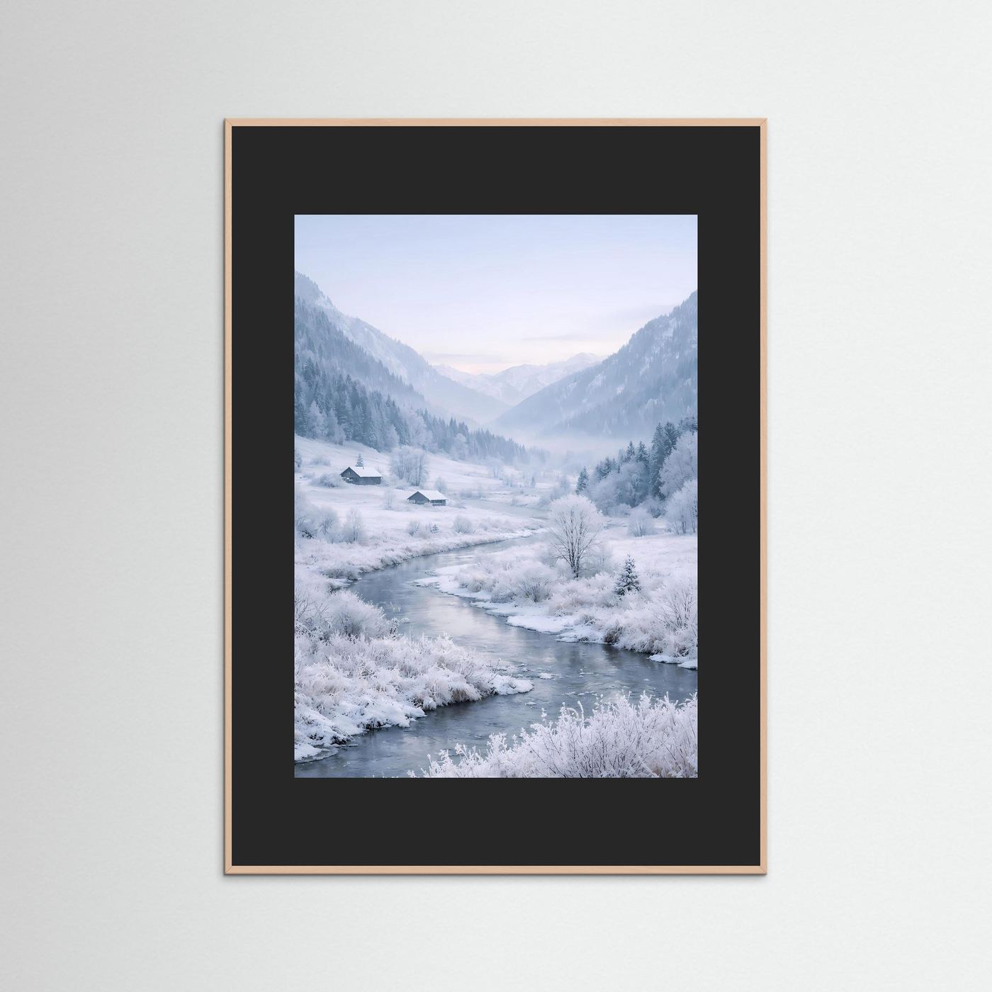 Wandbild mit Winterlandschaft, hellbrauner Holzrahmen und schwarzes Passepartout