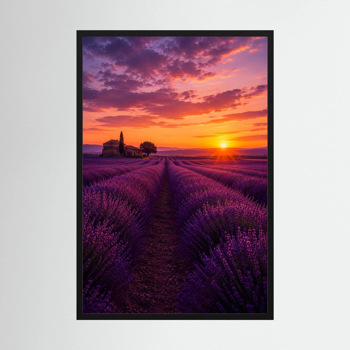 Landschaftsposter im Hochformat: Lavendelfeld im Sonnenuntergang mit goldenem Himmel