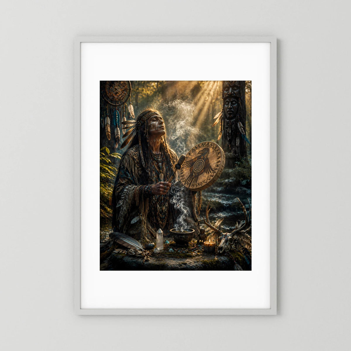 Gerahmtes Poster mit Schamanenfigur, Trommel und Rauch, weißer Rahmen, hochformat.