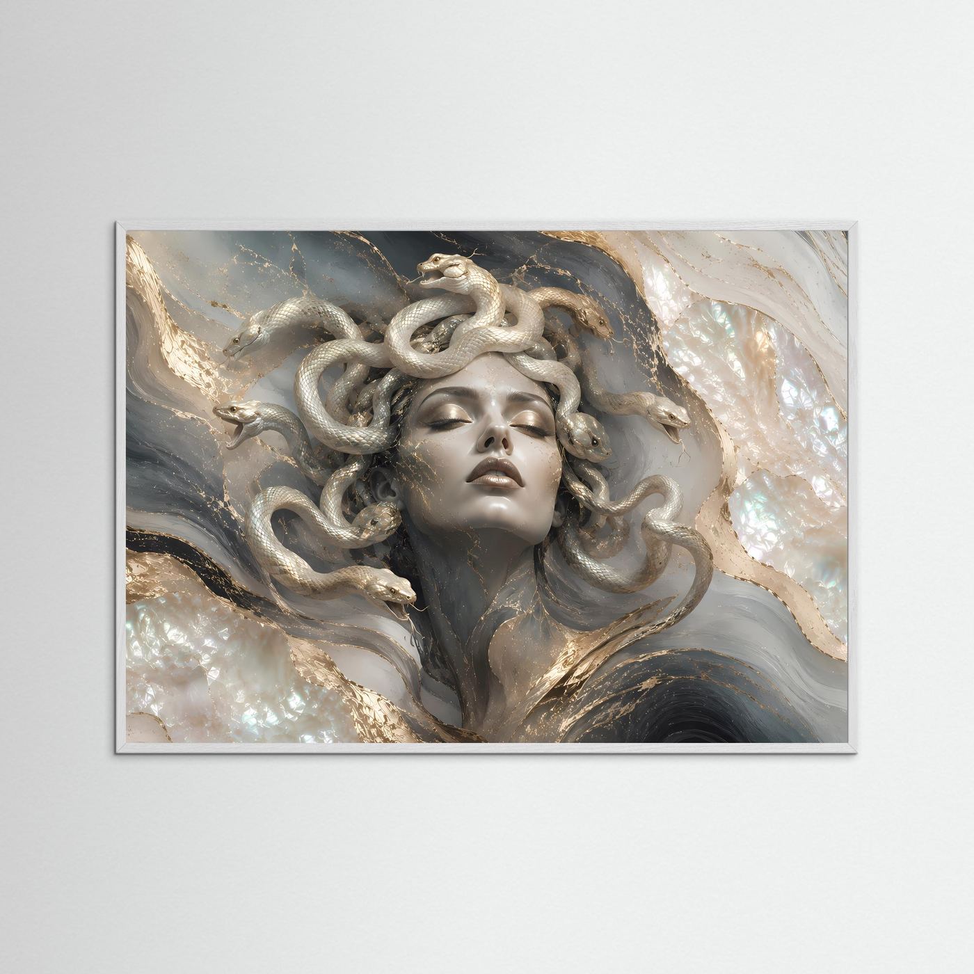 Querformat-Poster mit Medusa-Frauenfigur, silbernen Schlangen und Goldakzenten im grauen Rahmen
