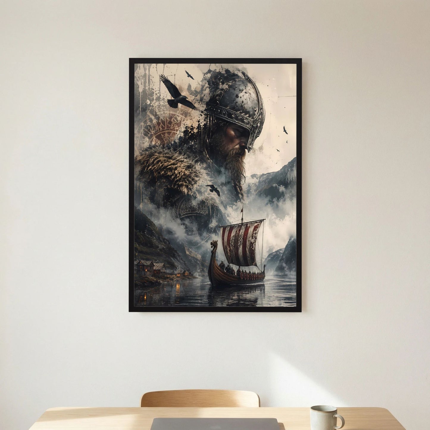 Nordisches Poster mit Wikingerkriegerporträt, Helmschmuck und Langschiff auf Fjordwasser, schwarzer Rahmen