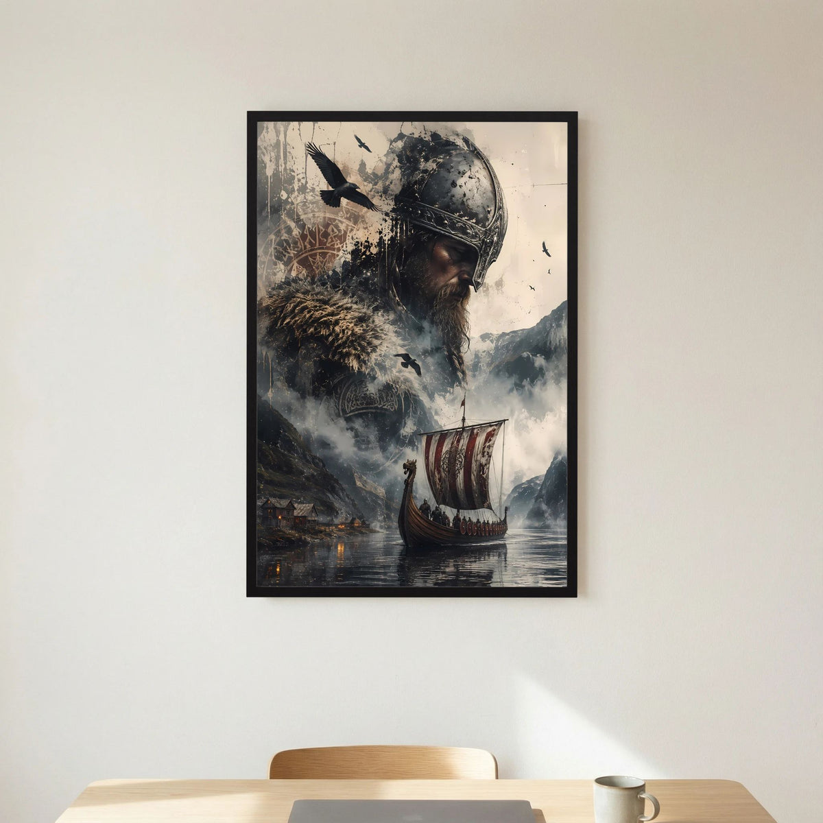 Nordisches Poster mit Wikingerkriegerporträt, Helmschmuck und Langschiff auf Fjordwasser, schwarzer Rahmen
