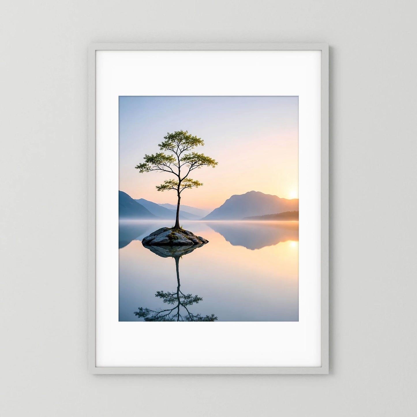 Poster im Hochformat mit einsamem Baum im See und spiegelnder Wasseroberfläche