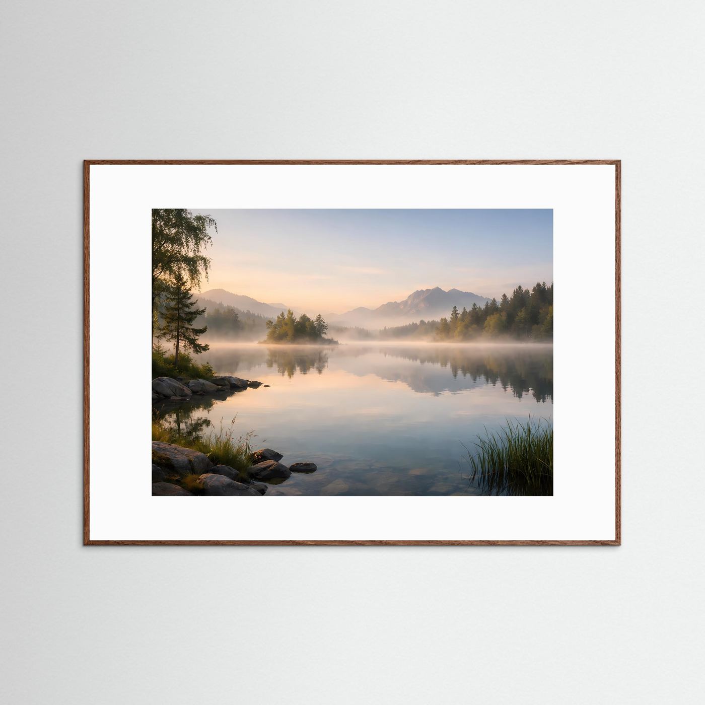 Panoramaposter mit ruhigem Bergsee, Nebel über Wasser, brauner Holzrahmen