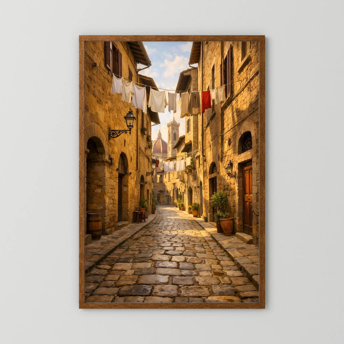 Gerahmtes Hochformat-Poster einer historischen Gasse mit Kopfsteinpflaster und Wäscheleinen