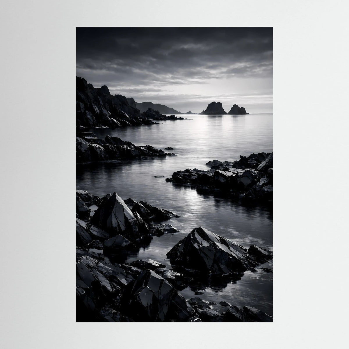 Hochformatiges schwarzweißes Wandbild mit Felsküste und ruhigem Meer