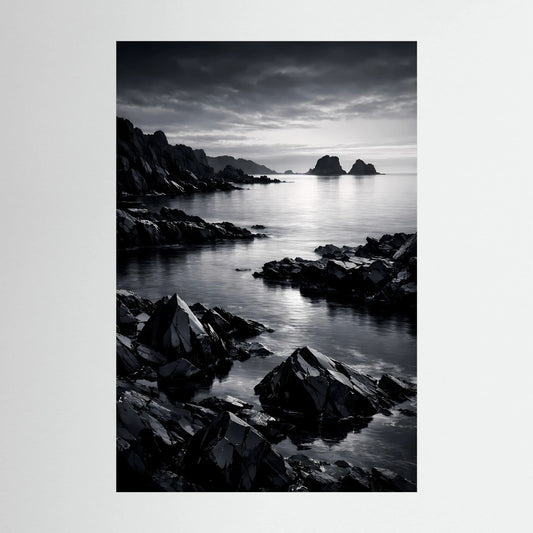 Hochformatiges schwarzweißes Wandbild mit Felsküste und ruhigem Meer