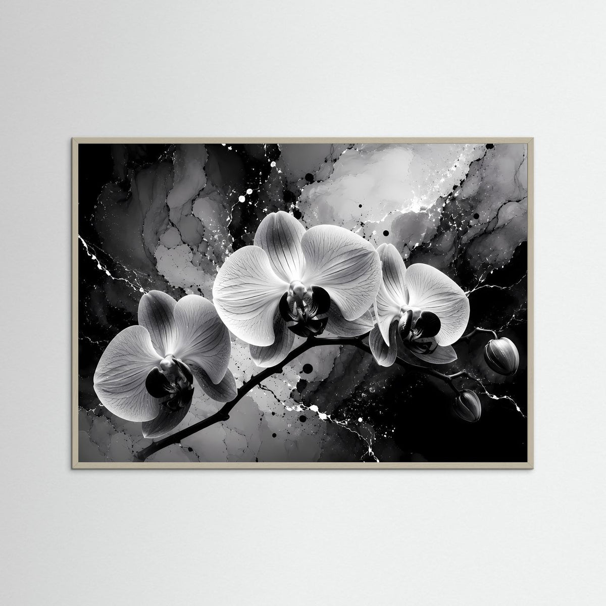 Orchideen-Wandbild mit schwarz-weißem Motiv und weißen Orchideenblüten im grauen Rahmen.