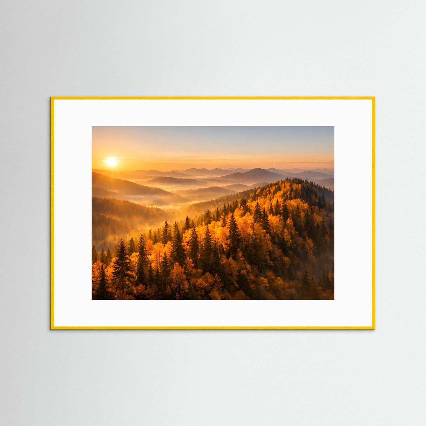 Wandposter mit Herbstwald und Sonnenaufgang, im gelben Rahmen