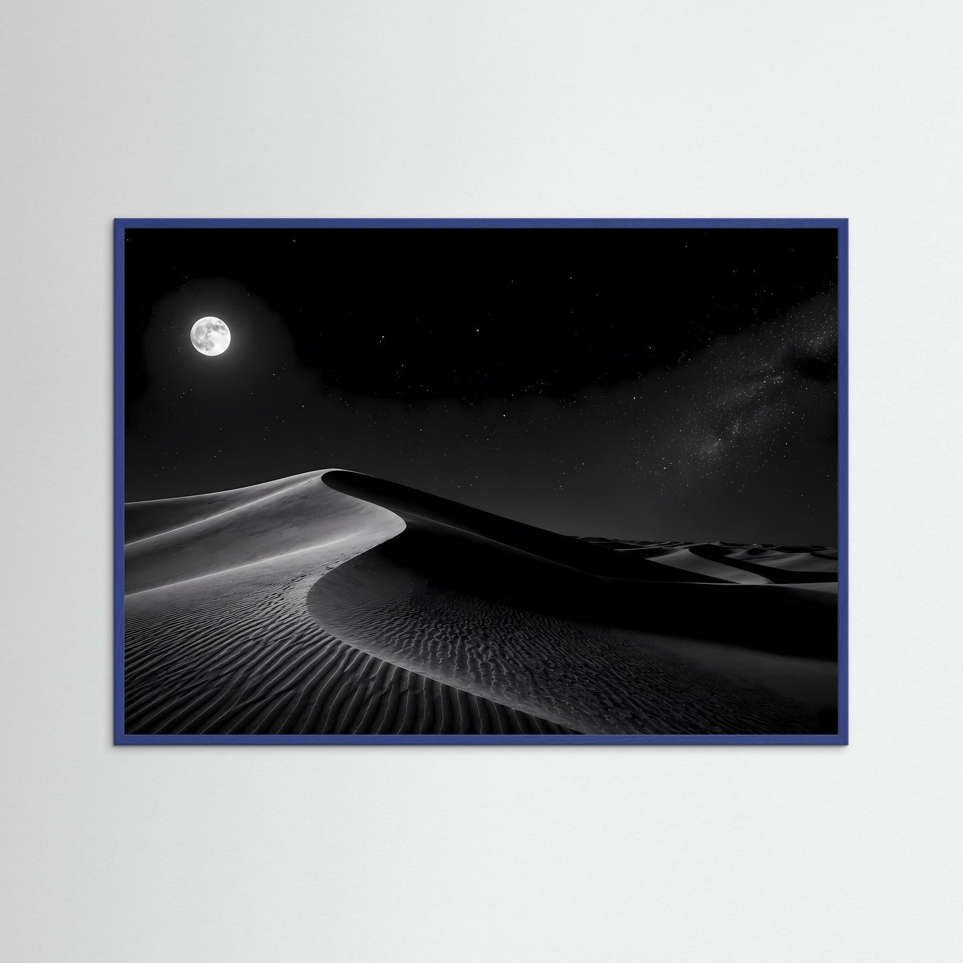 Querformat-Poster mit Schwarz-Weiß-Wüstenmotiv, blauer Rahmen, Mond über Sanddünen