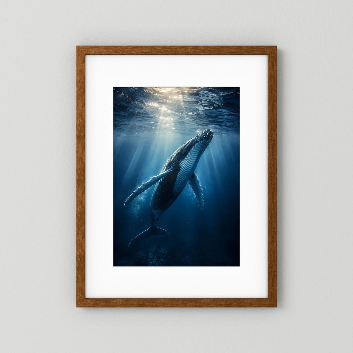 Poster im Hochformat mit Buckelwal unter Wasser, Holzrahmen mit weißem Rand