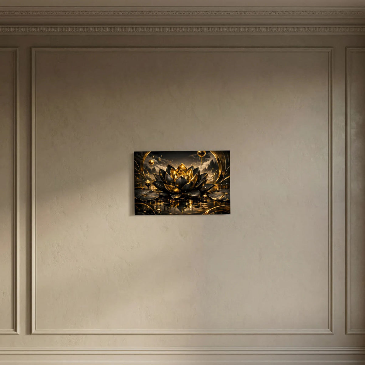 Wandbild mit schwarzer Lotusblüte und goldenen Lichtakzenten, rechteckig