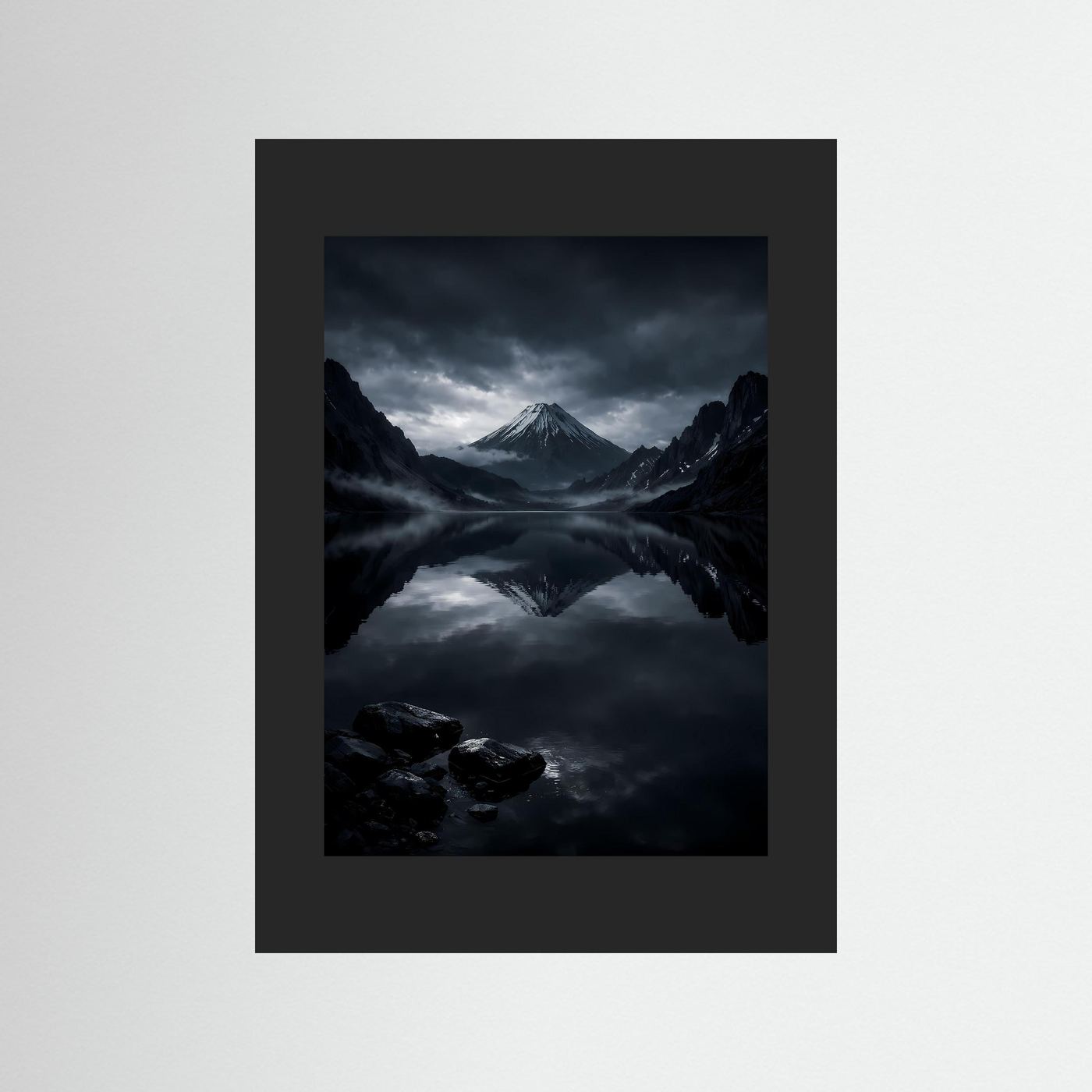 Wandbild: Bergsee mit Vulkankegel und spiegelnder Reflektion, anthrazitfarbener Rahmen