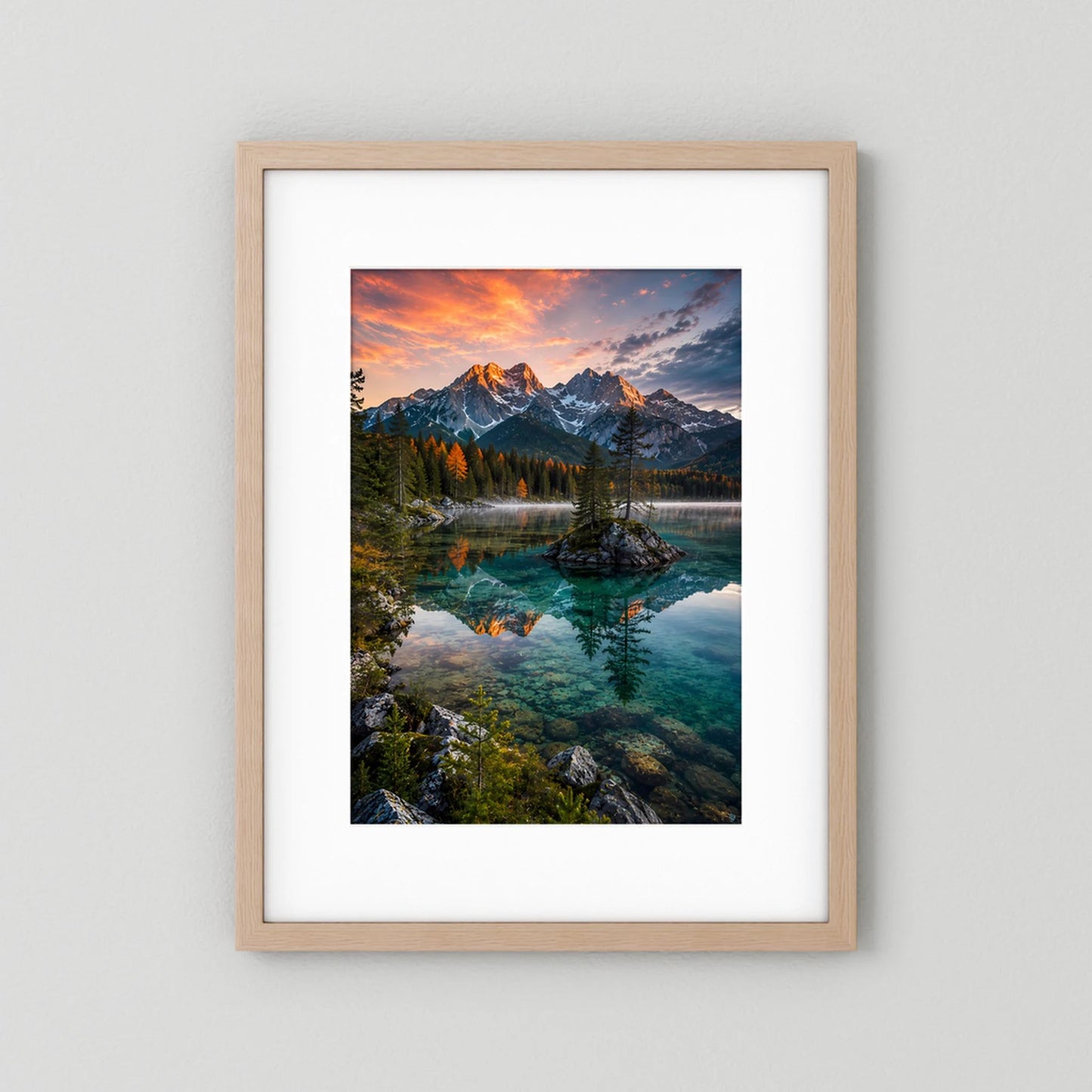 Kristallklarer Bergsee im Abendlicht | Bergpanorama mit Spiegelung | Poster Hochformat