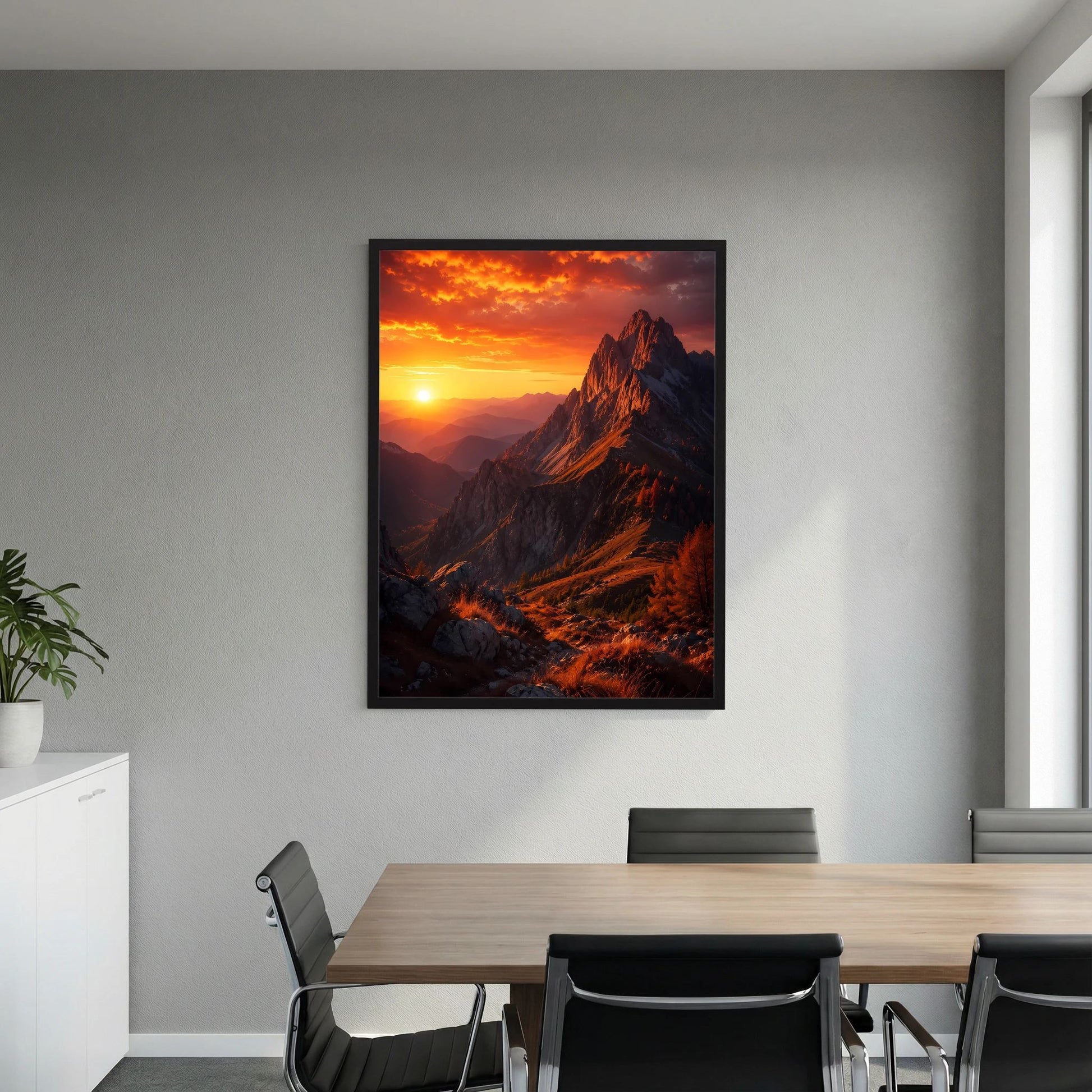 Poster mit Bergmotiv im Sonnenuntergang, schwarzer Rahmen an hellgrauer Wand