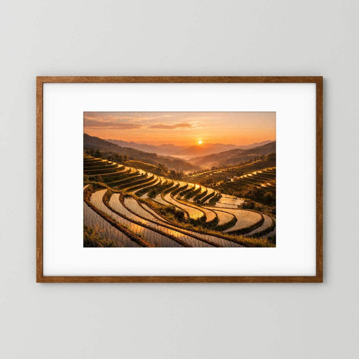 Wandbild im Querformat mit braunem Holzrahmen und weißem Rand, Reisterrassen bei Sonnenuntergang