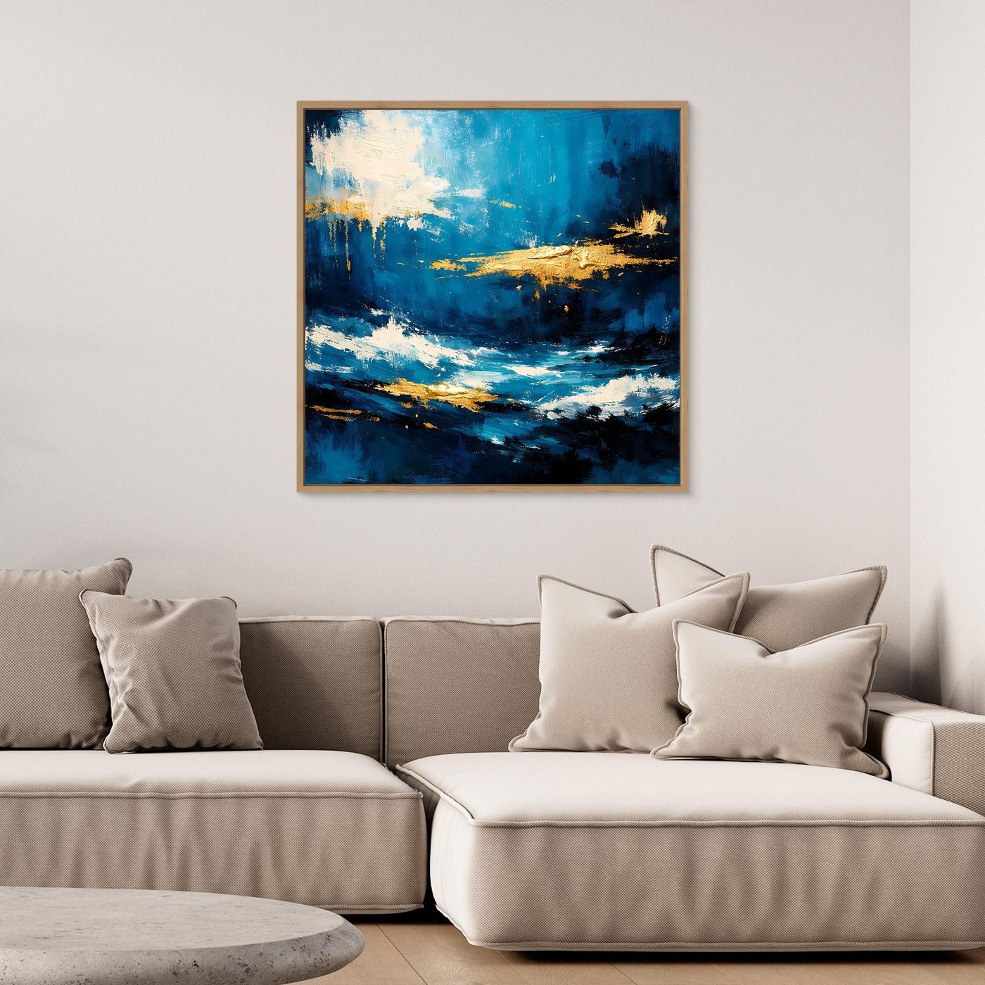 Gerahmtes Leinwandbild mit abstrakten Meereswellen in Blau und Gold, dunkler Rahmen