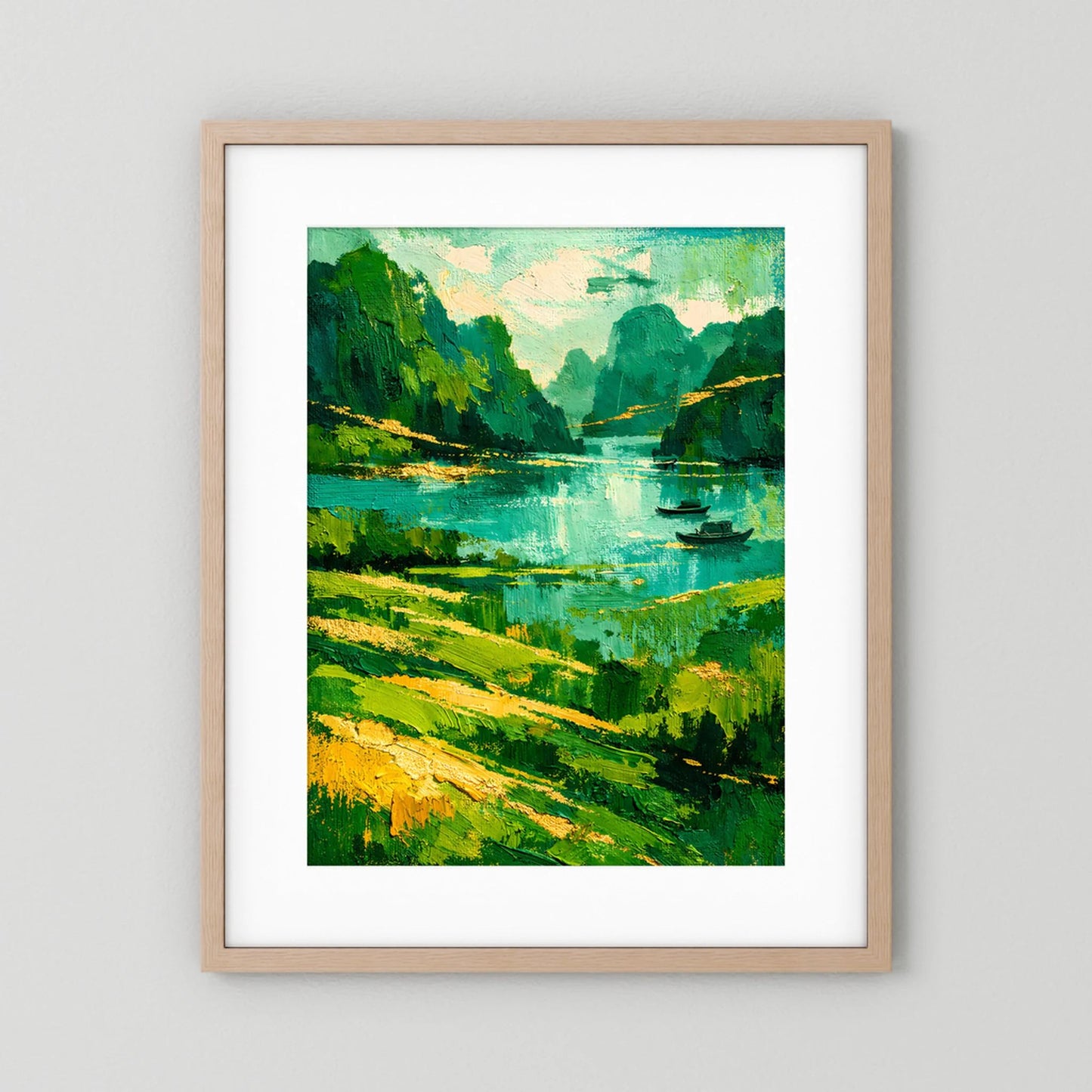 Kunstposter mit hellem Holzrahmen und weißem Rand: grüne Flusslandschaft mit Booten