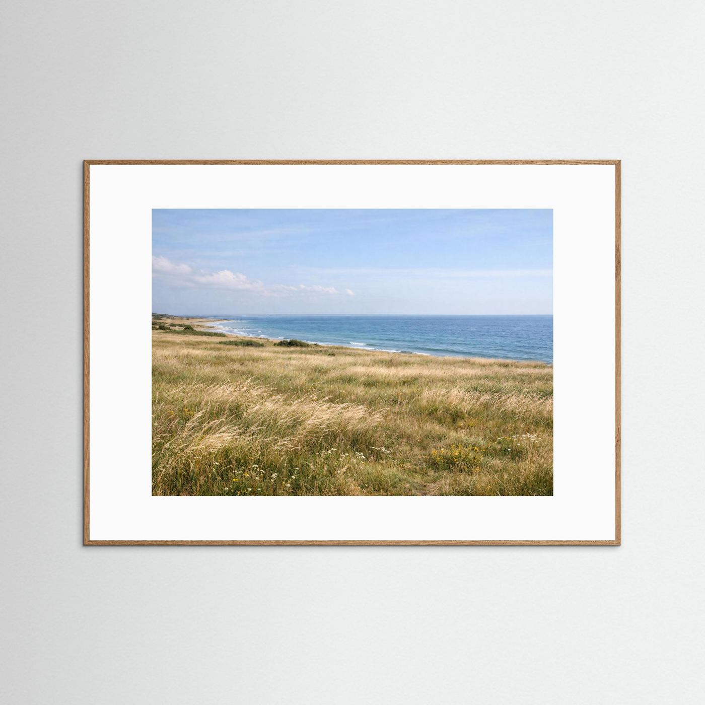 Panorama-Poster mit Küstenlandschaft im braunen Rahmen
