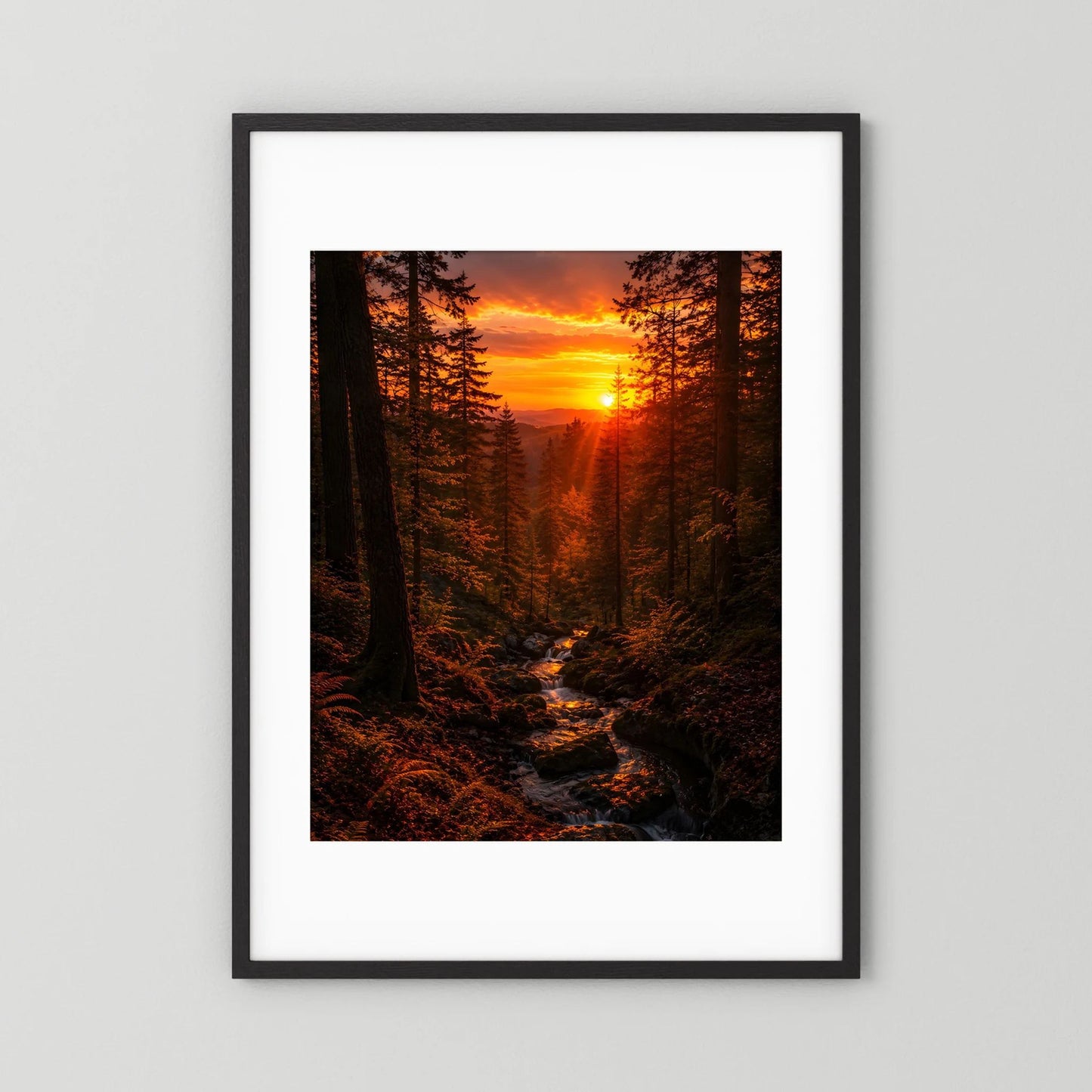 Hochformat-Poster mit Waldbach und Sonnenuntergang, schwarz gerahmt mit weißem Passepartout
