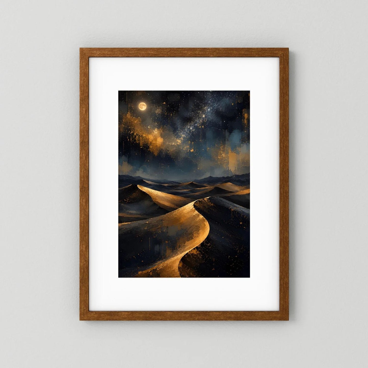 Poster mit goldenen Dünen im Nachtnebel, weißer Rand und brauner Holzrahmen
