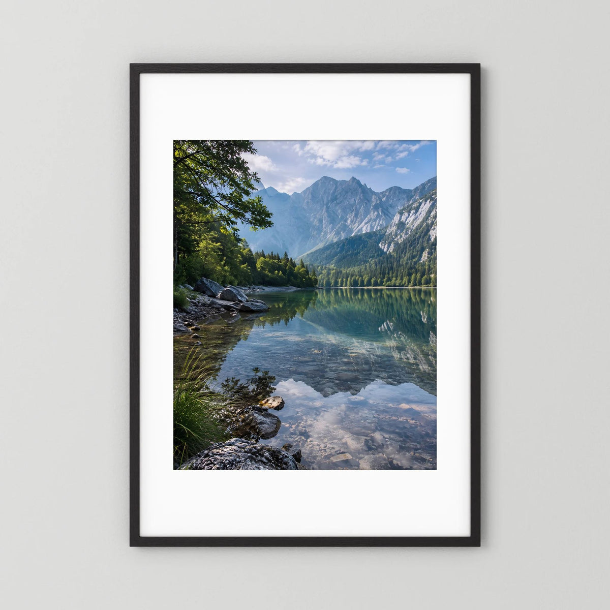 Schwarz gerahmtes Hochformat-Landschaftsposter mit weißem Rand und Bergsee