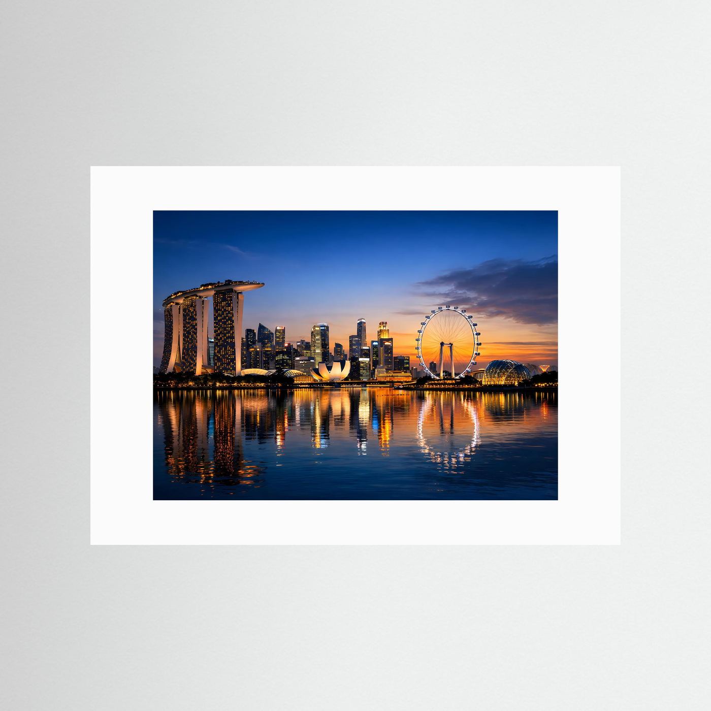 Poster mit weißem Passepartout: Skyline von Singapur bei Dämmerung mit Ferrisrad