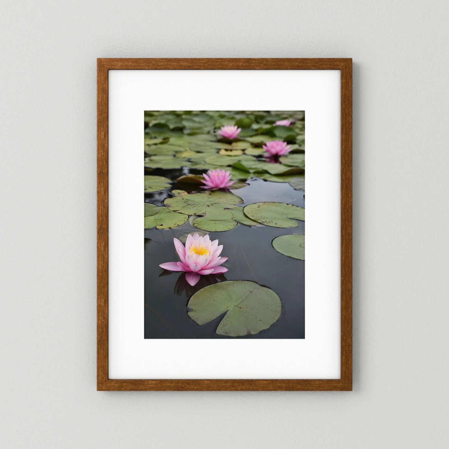 Kunstposter mit Seerosen im Teich, brauner Holzrahmen