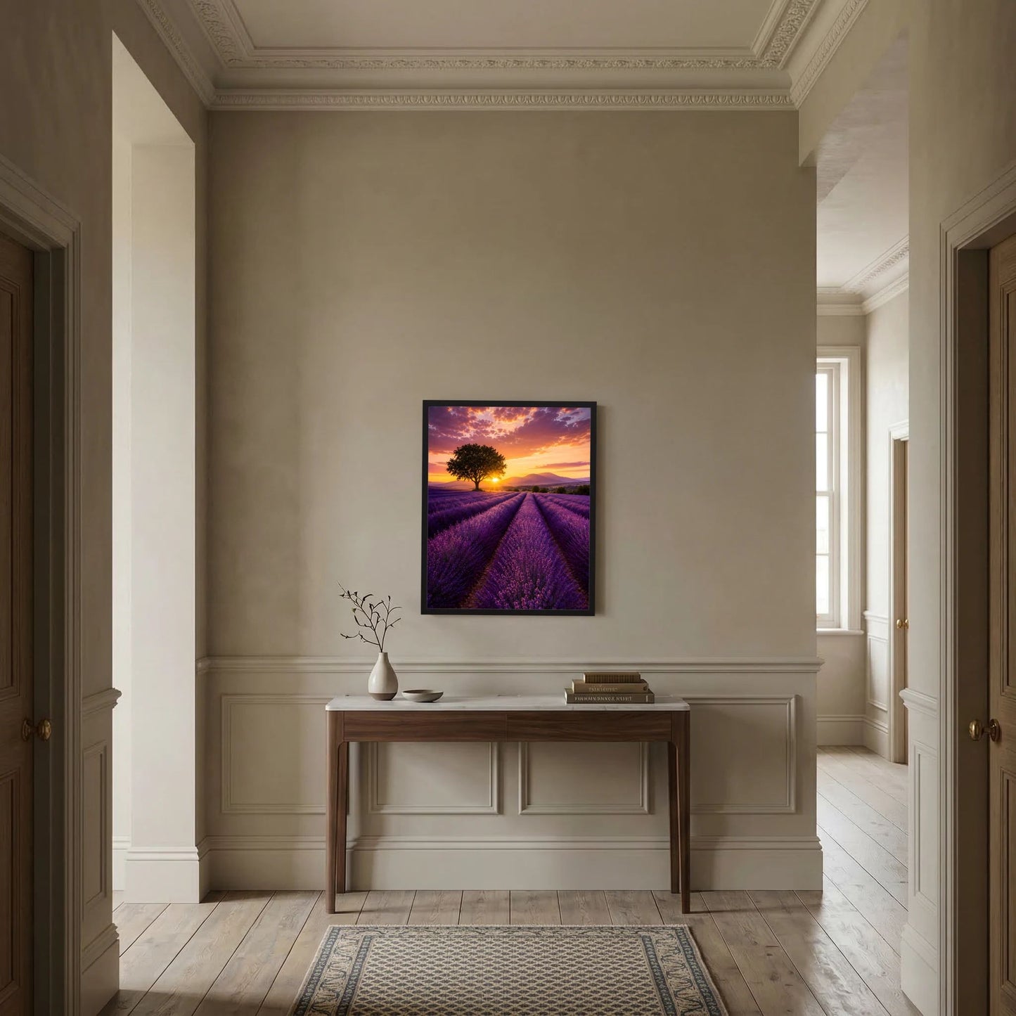 Gerahmtes Lavendelfeldposter an der Wand im Flur, violette Reihen und goldener Himmel