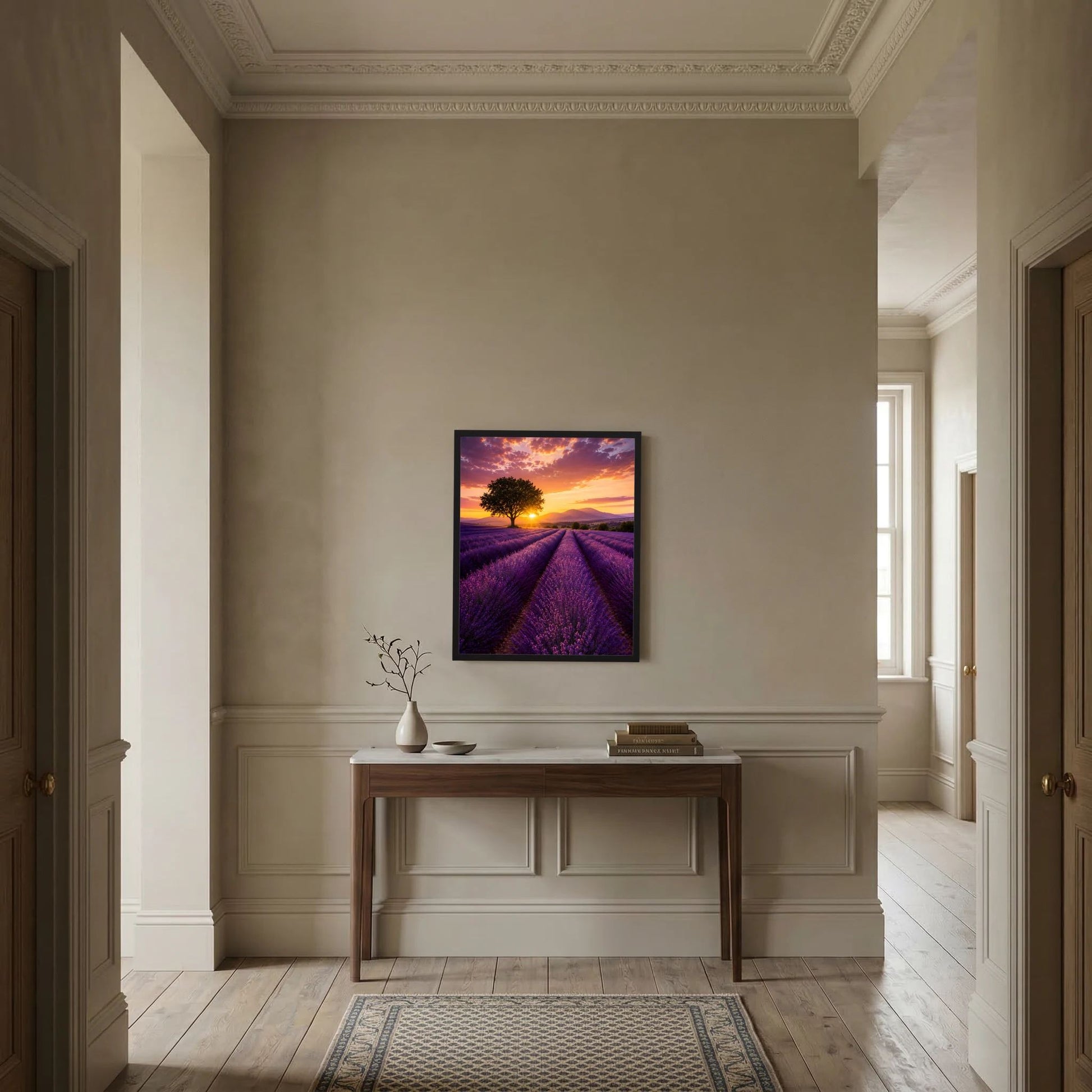 Gerahmtes Lavendelfeldposter an der Wand im Flur, violette Reihen und goldener Himmel