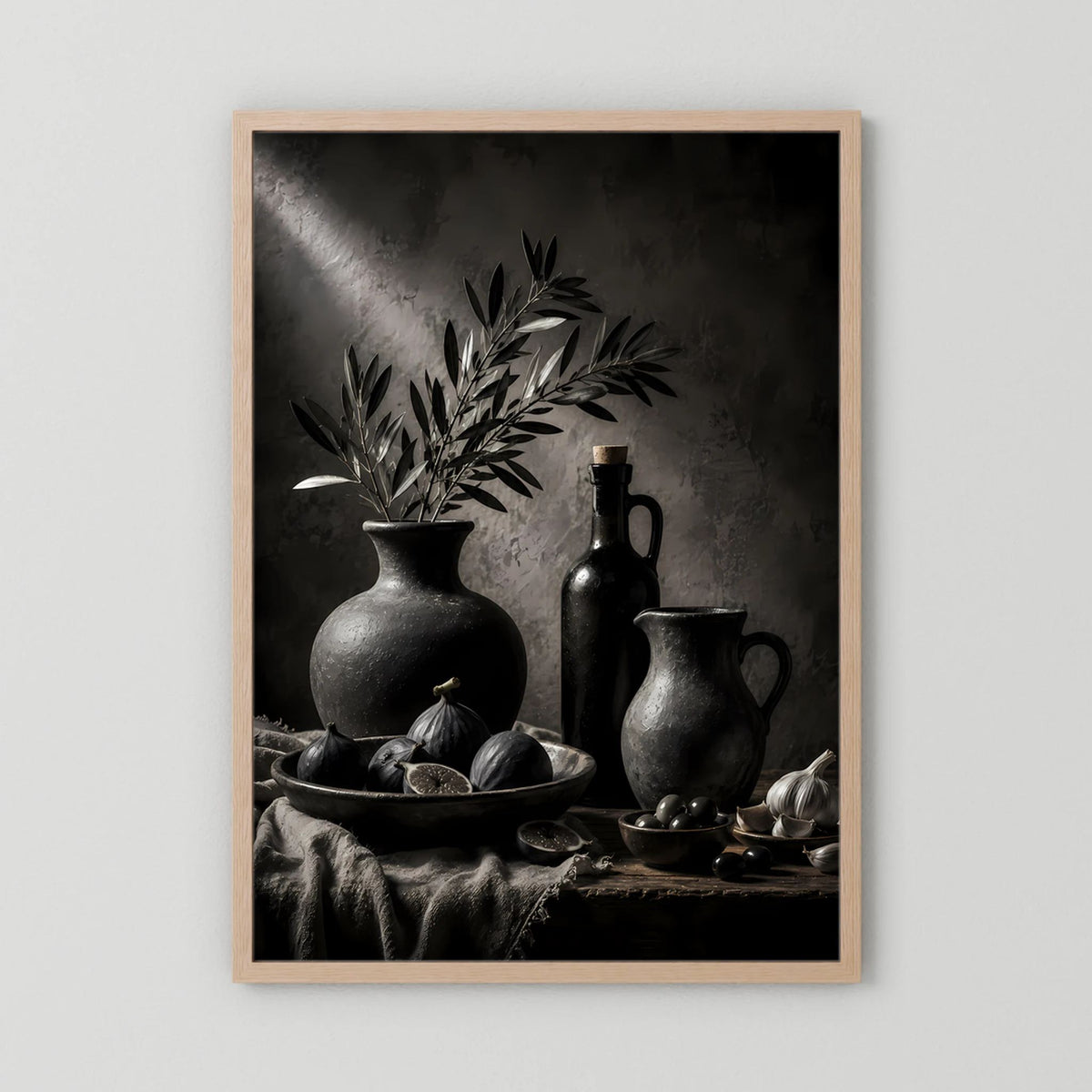 Hochformatiges Poster mit Keramikvase, Krug und Flasche sowie Olivenzweigen, beige Holzrahmen