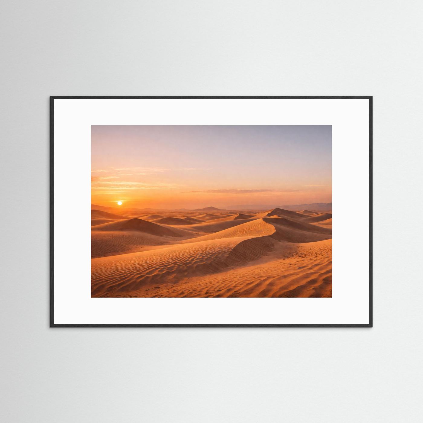 Panorama-Poster mit Wüstendünen im Sonnenuntergang, schwarzer Rahmen und Passepartout