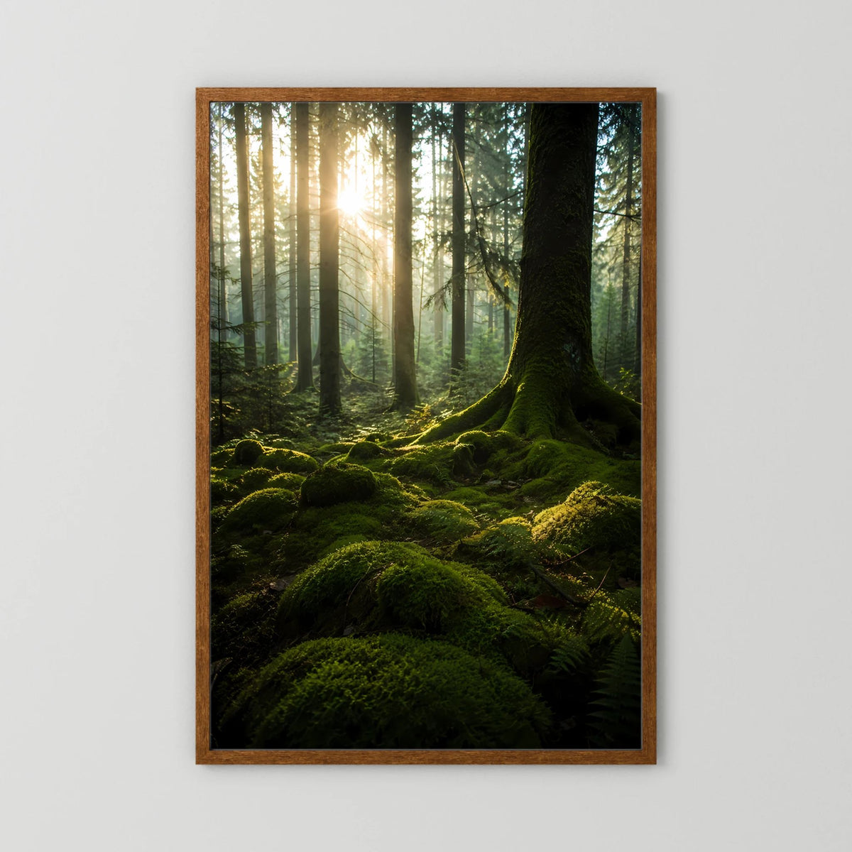 Hochformat-Poster mit Sonnenstrahlen im grünen Wald, Moosboden und Baumstamm, Holzrahmen