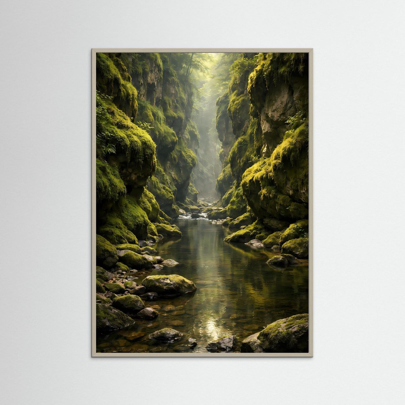 Canyon-Poster im Hochformat mit grauem Rahmen: moosige Felswände, ruhiger Fluss, Licht